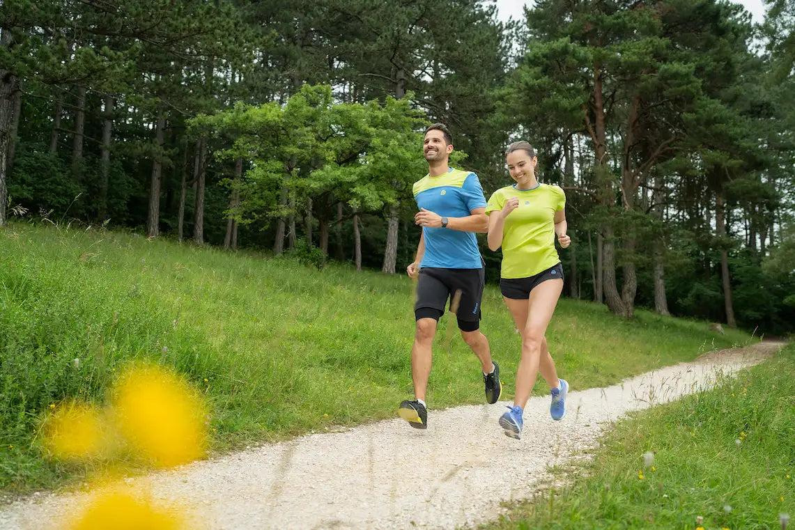 KiiGO Running & Fitness. Stylische Activewear Kleidung, die atmungsaktiv und temperaturregulierend ist. Schweissgeruch wird vermieden durch den Einsatz der 100% biologisch abbaubaren Tencelfasern.