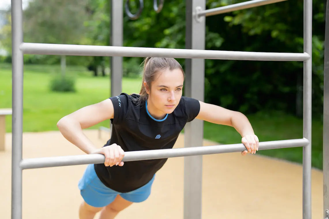 KiiGO Damen Sportbekleidung aus 100% biologisch abbaubaren Materialien. Stylischer Schnitt, atmungsaktiv und Vermeidung von Schweißgeruch durch die glatten Tencelfasern.