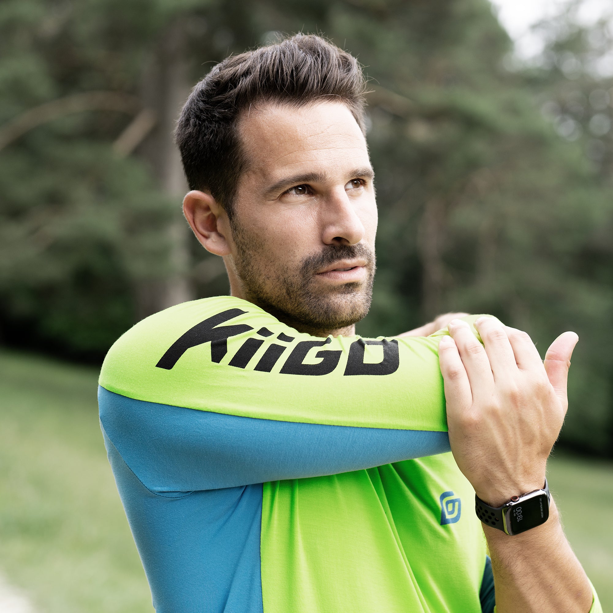 Herren Sport Langarmshirt Limepunch mit Blau-Einsatz – getragen beim Dehnen