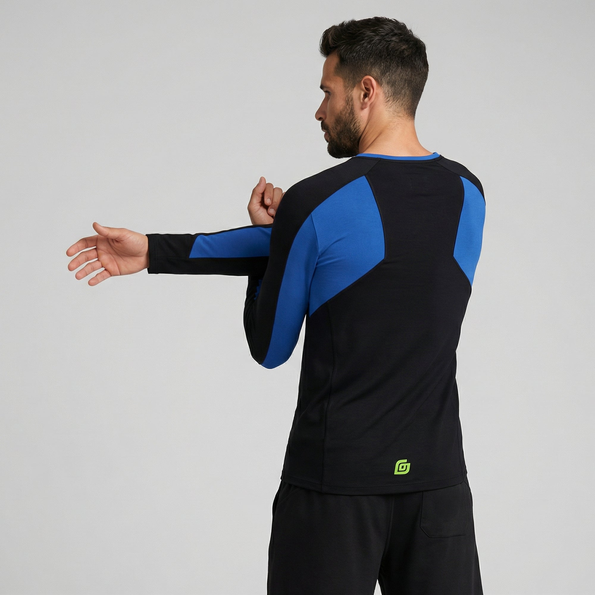 Herren Sport Langarmshirt Schwarz mit Blau-Einsatz – Rückseite getragen beim Dehnen