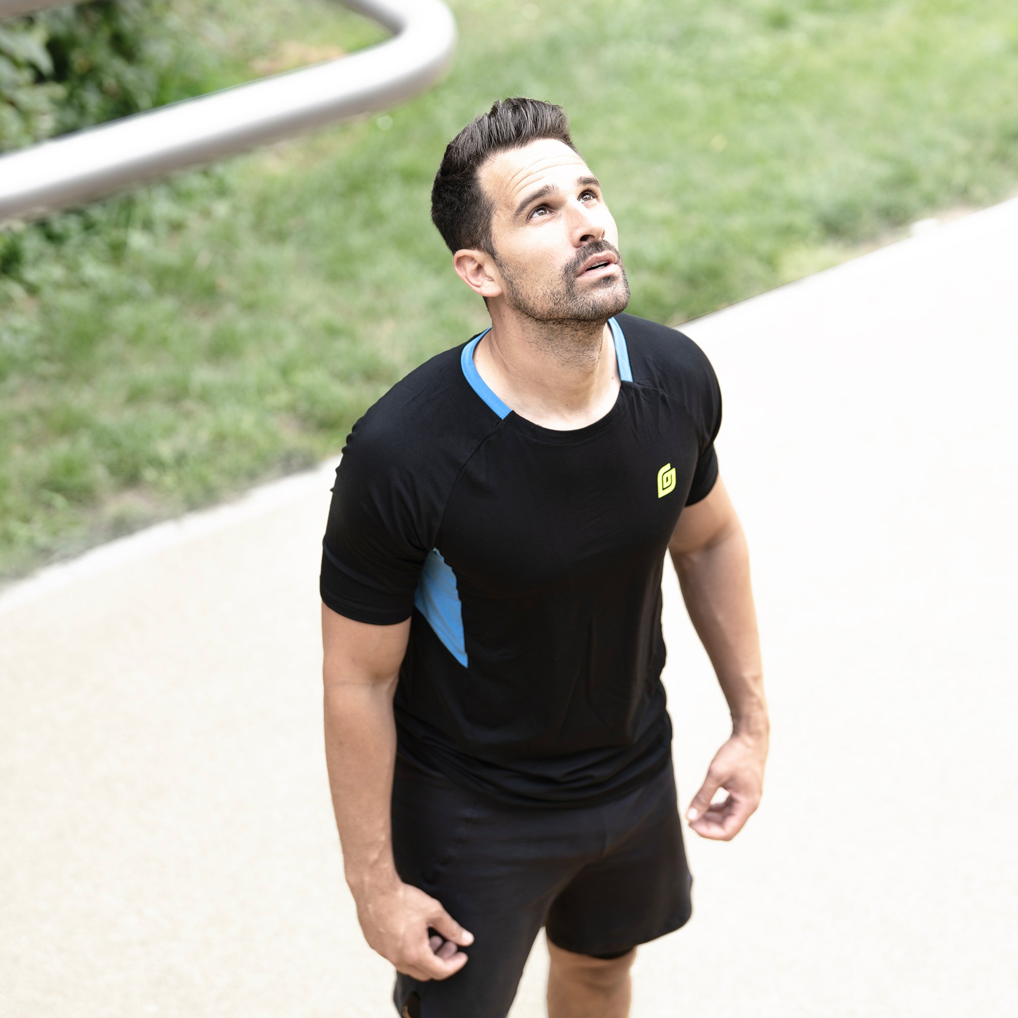 Herren T-Shirt Schwarz mit Blau-Einsatz – getragen beim Laufen