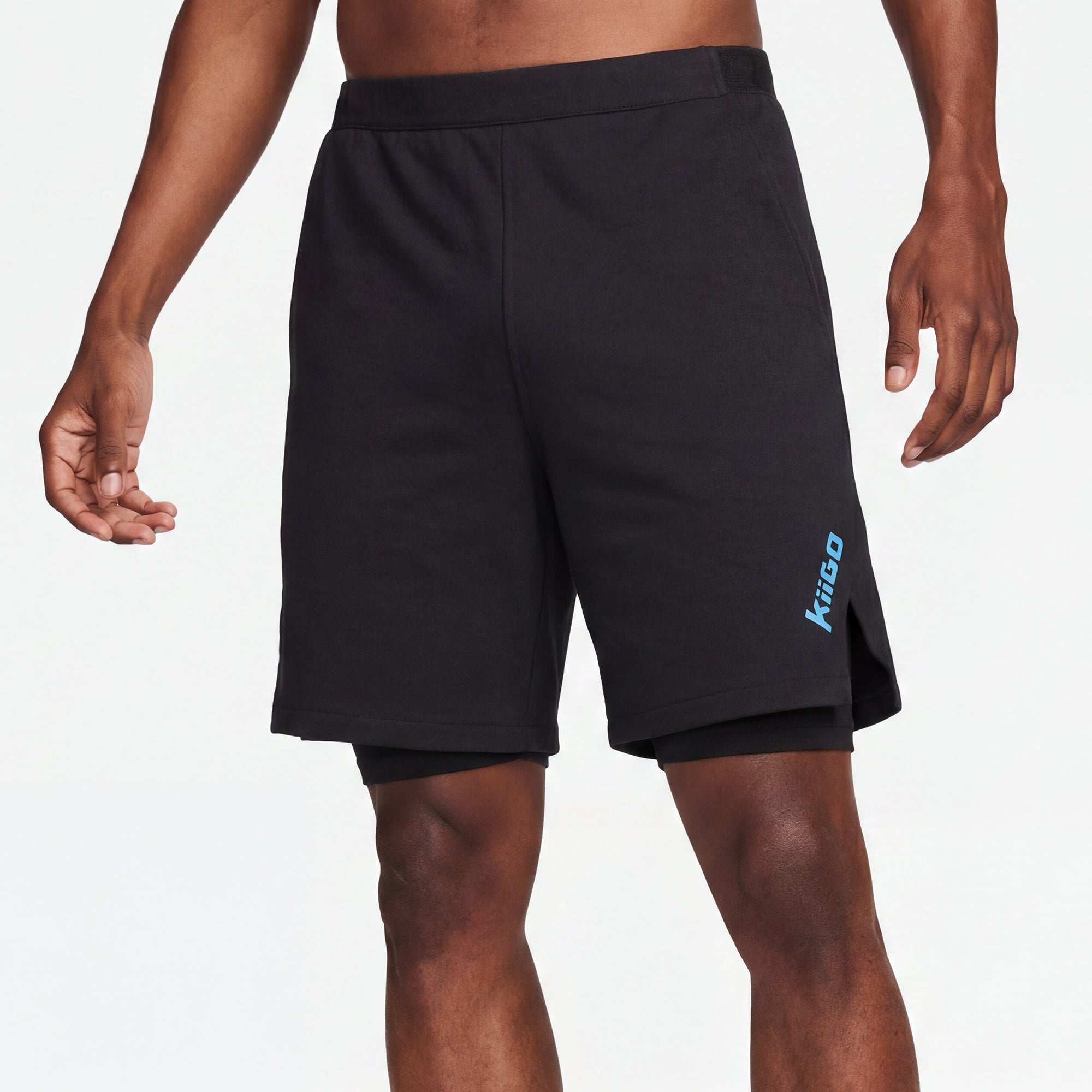 KiiGo 2-in-1 Shorts für Herren aus Tencel in Schwarz, am Model getragen, nachhaltig produziert in Deutschland