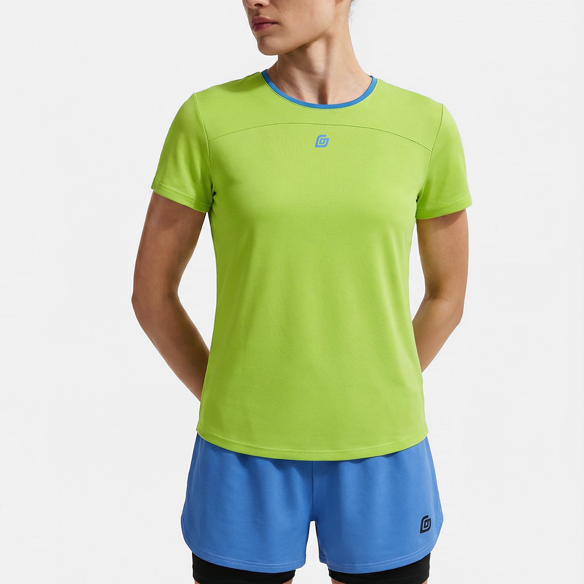 Frau trägt KiiGo T-Shirt aus Tencel in Limettengrün kombiniert mit blauer 2-in-Short, nachhaltig produziert in Deutschland