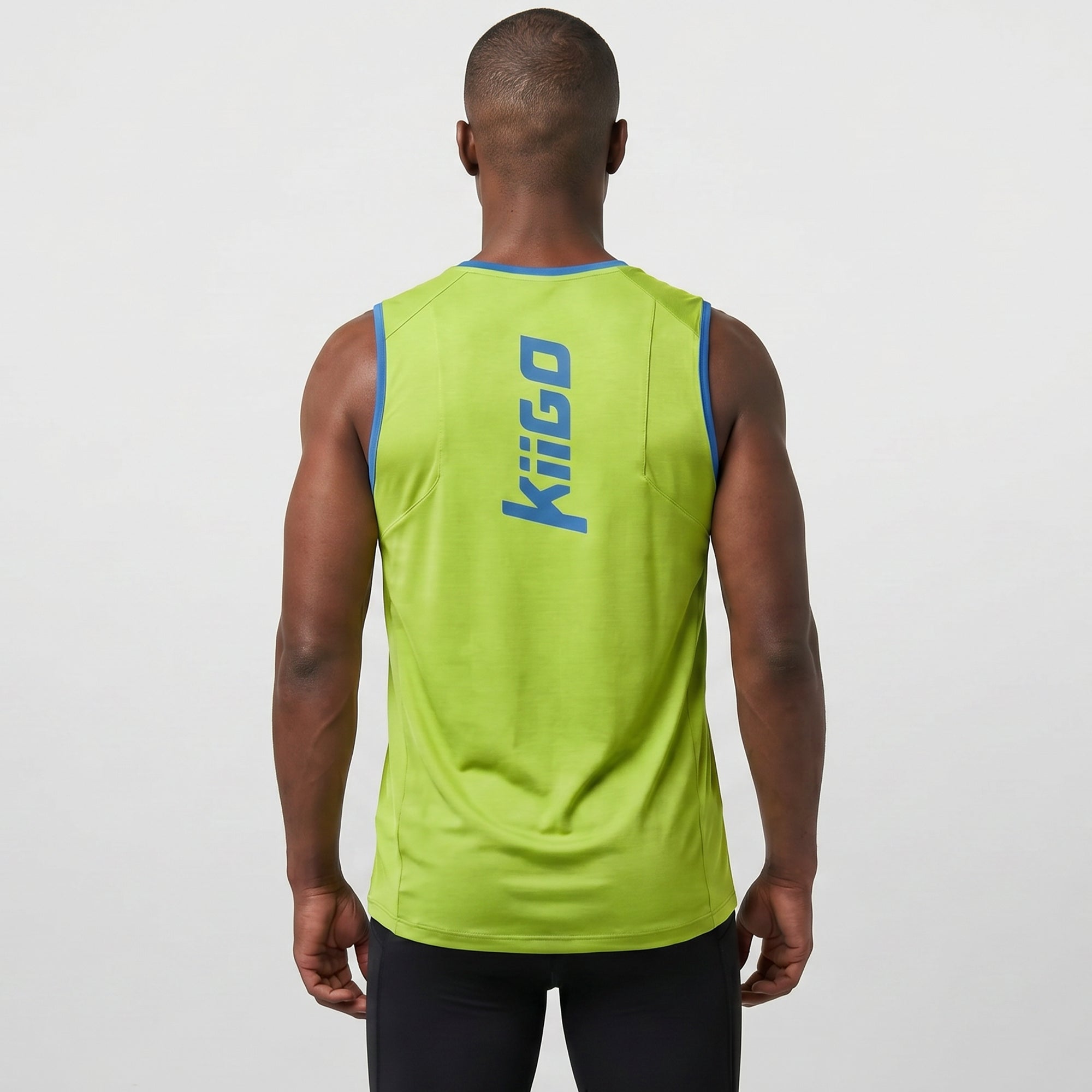 Rückenansicht eines Mannes im nachhaltigen KiiGO Lauf-Tanktop für Herren aus Tencel in leuchtendem Limepunch-Grün, Made in Germany.