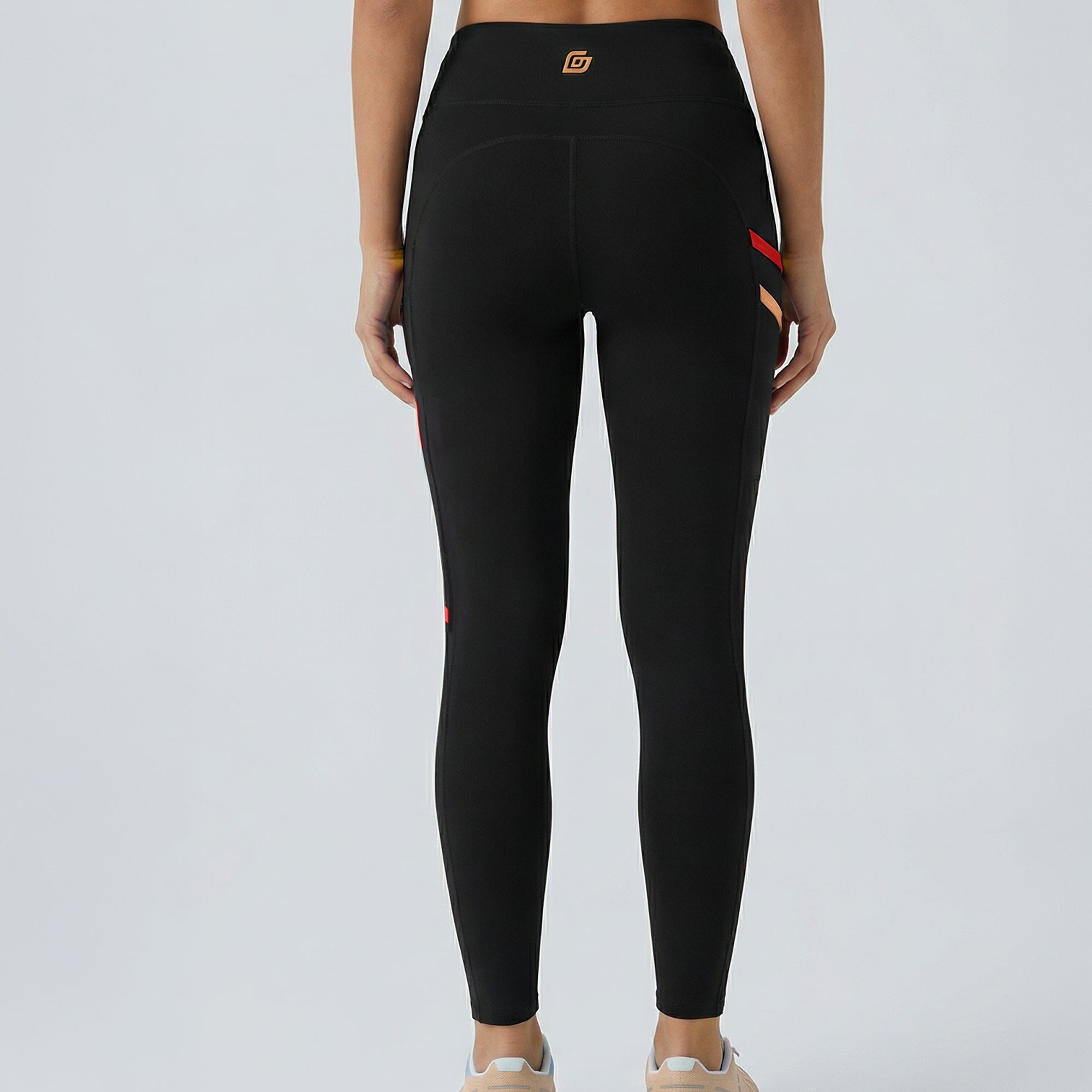 Damen Lauf-Leggings Schwarz mit Rot-Peach Akzenten – Rückseite getragen