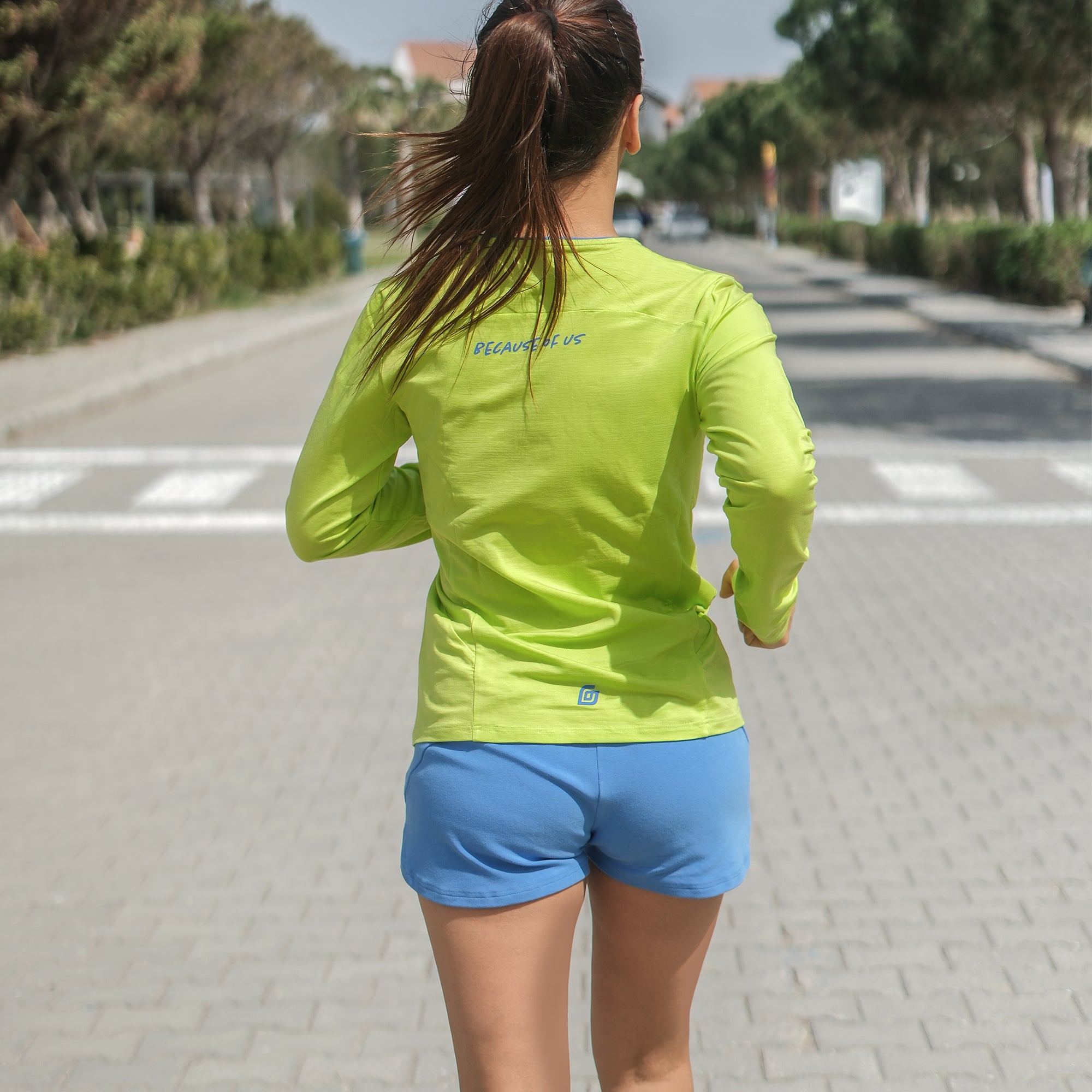 Damen Sport Langarmshirt Limepunch Grün – Rückseite getragen beim Laufen