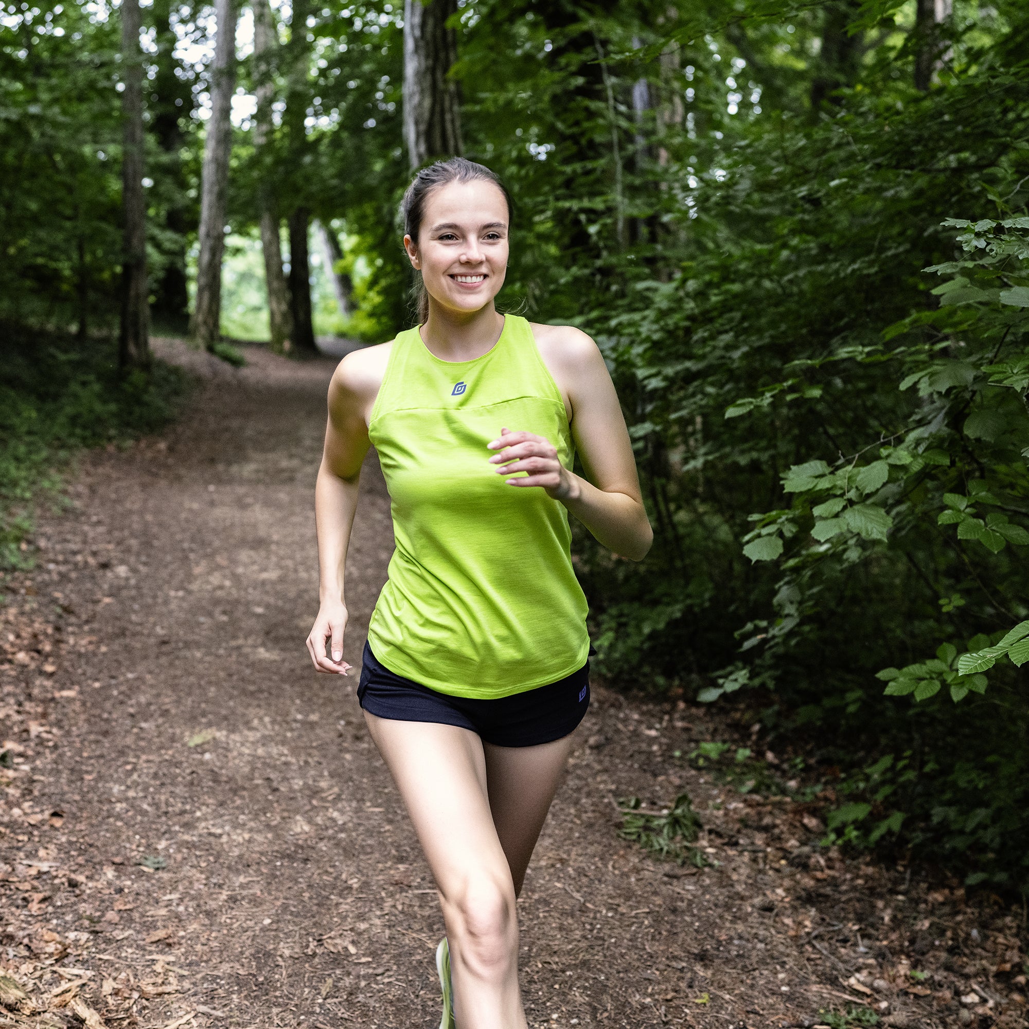 Damen Sport Tanktop Limepunch Grün – getragen beim Laufen im Wald