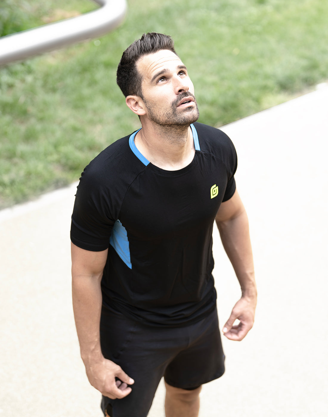 Herren Laufshirt Schwarz mit Blau-Akzenten – getragen