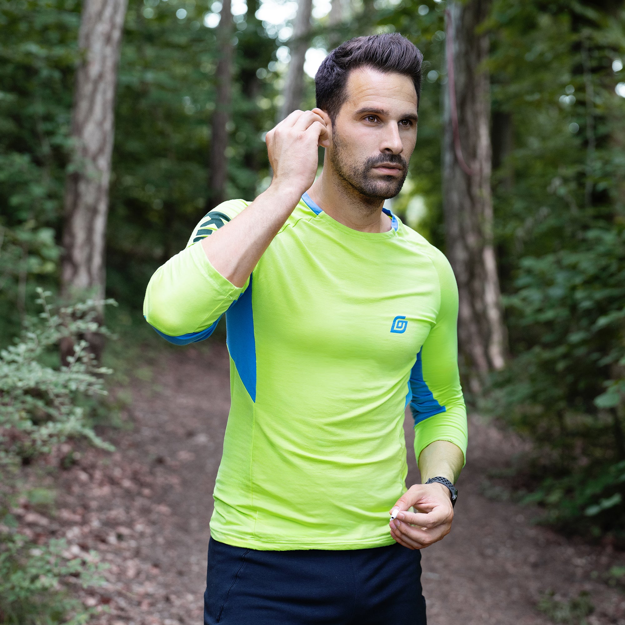 Herren Sport Langarmshirt Limepunch mit Blau-Einsatz – getragen beim Laufen im Wald