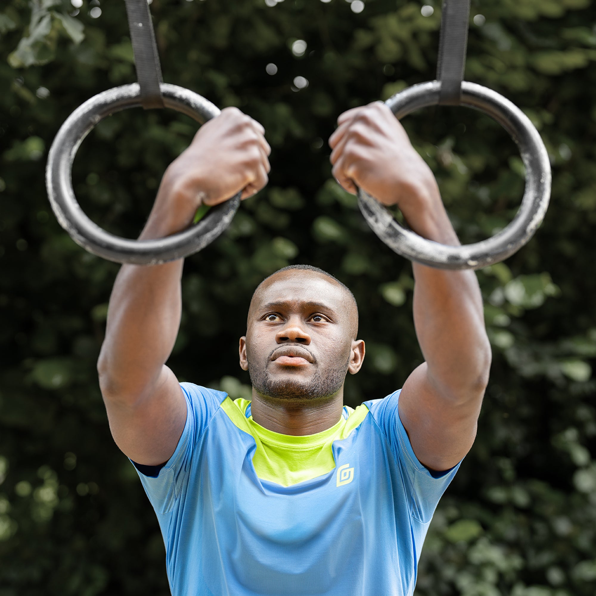 Herren T-Shirt Blau mit Lime-Schulter – getragen beim Training an Ringen