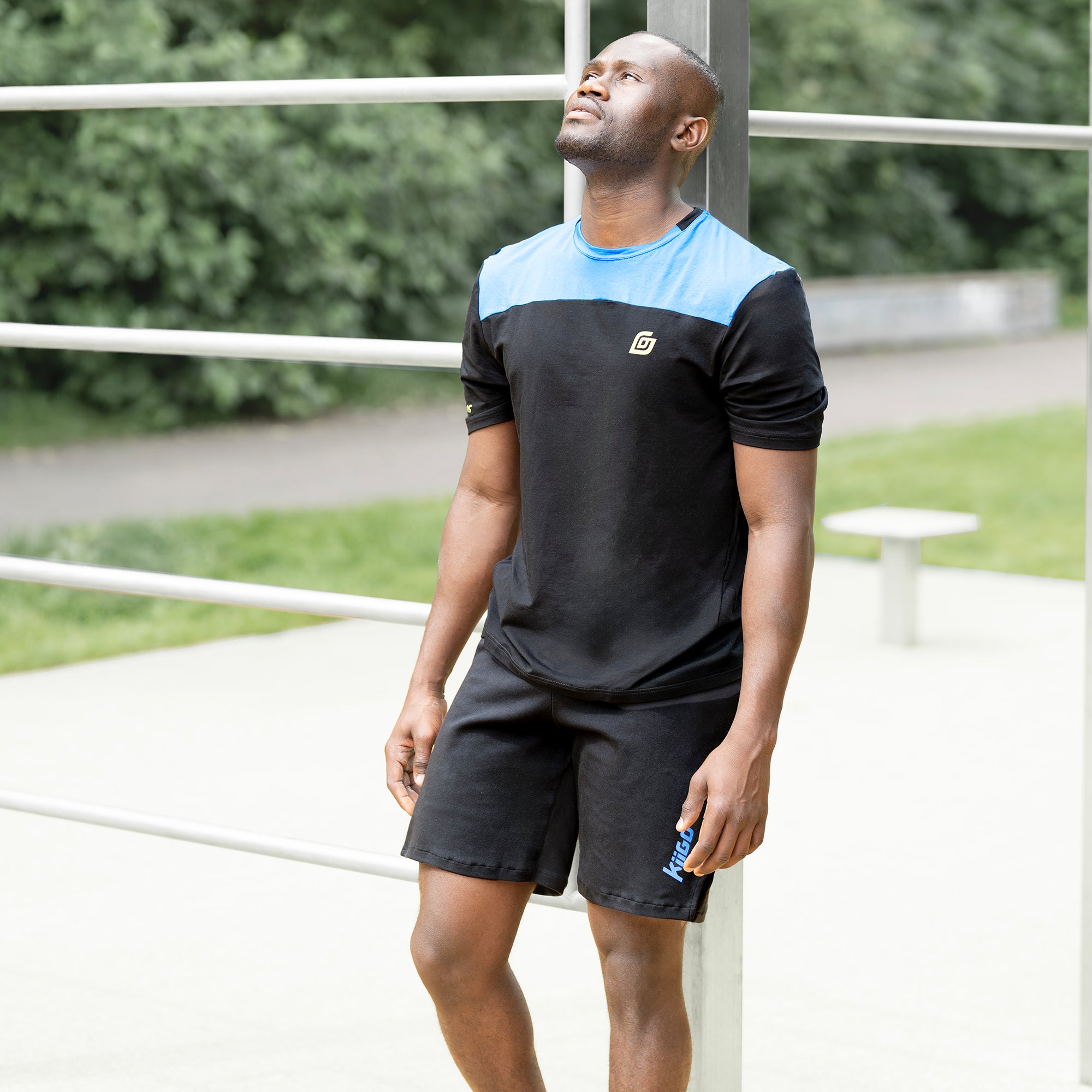 Herren T-Shirt Schwarz mit Blau-Schulter – getragen im Park