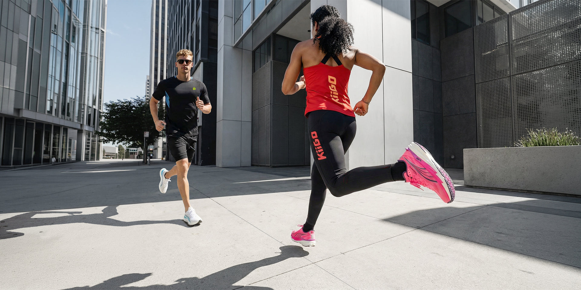 KiiGO nachhaltige Sportbekleidung – Damen und Herren beim Laufen in der Stadt