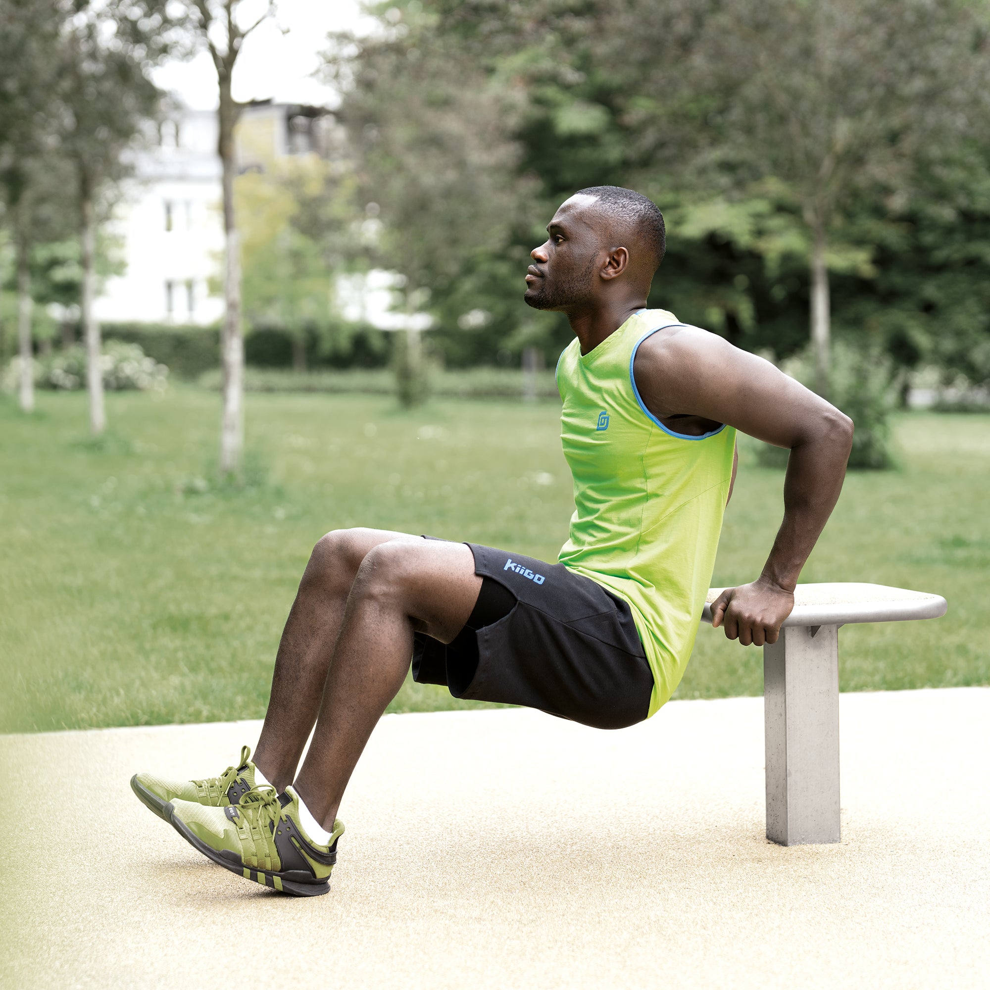 KiiGO Herren Sport Tanktop Limepunch mit Blau-Einsatz – getragen beim Dips im Park