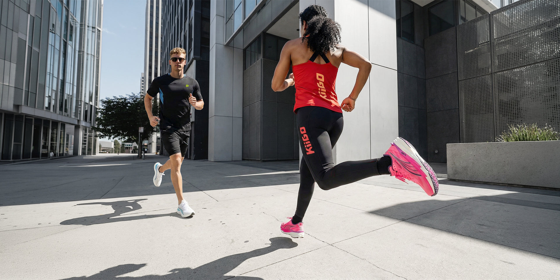 Mann und Frau joggen in KiiGo nachhaltiger Laufbekleidung aus Tencel durch die Stadt, nachhaltige Sportkleidung Made in Germany